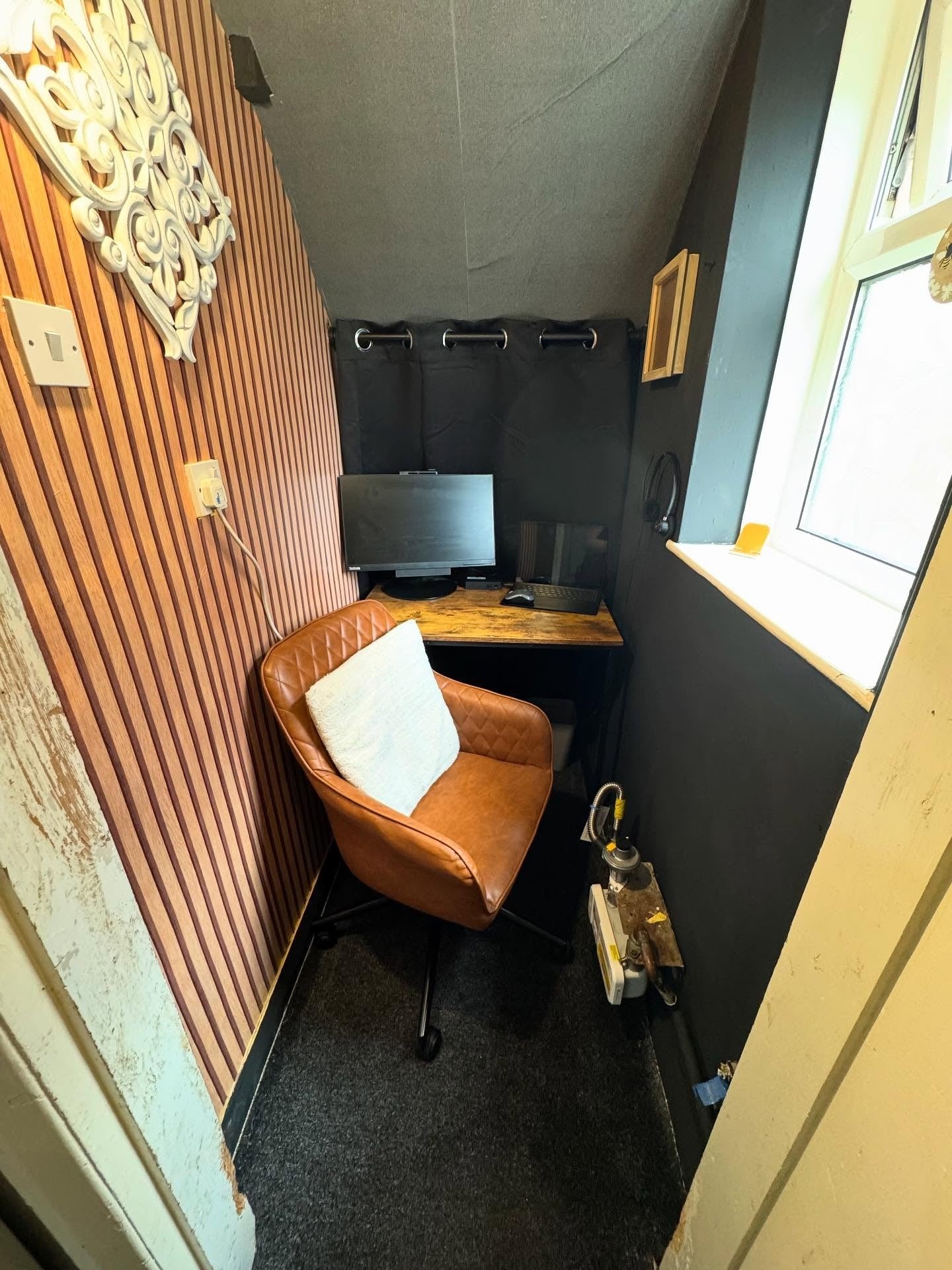 Curated visual reference: Gallery Detail: 16 Tiny Office Space Ideas For Quick Home Office Wins