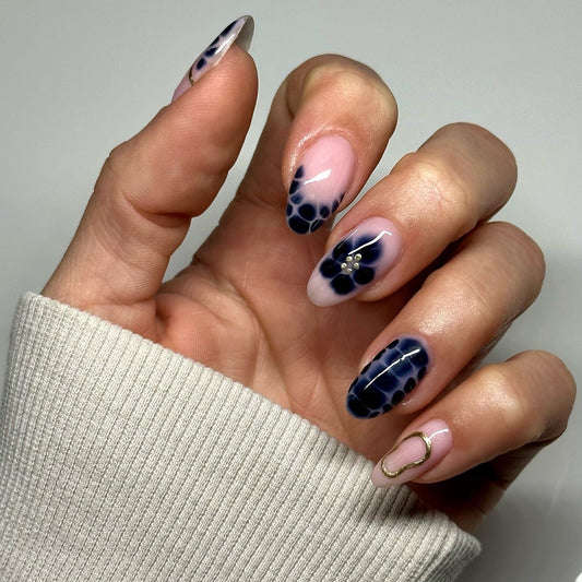 17 Beautiful Navy And Gold Nail Ideas