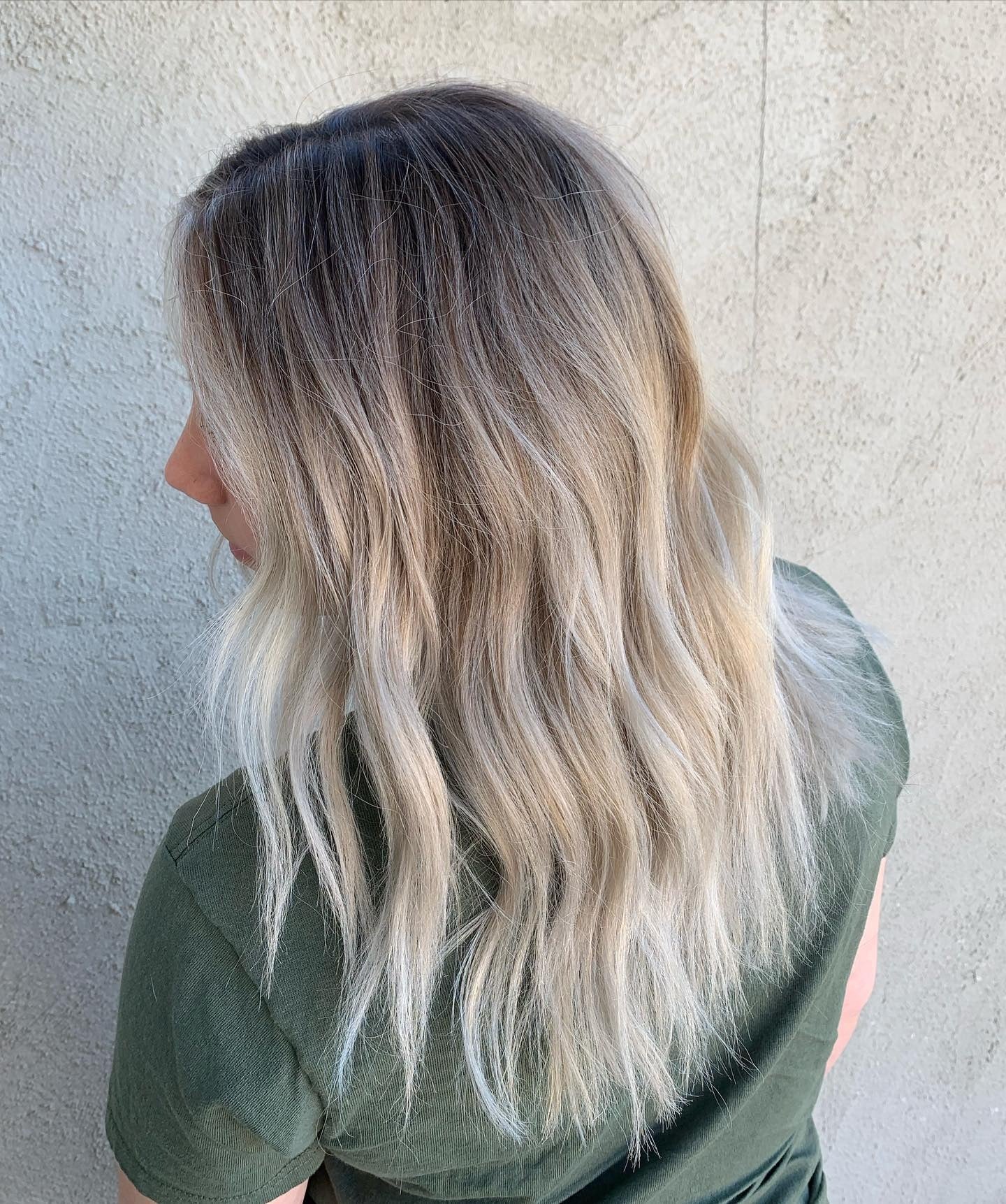 16 Bold Blonde Hair with Dark Roots Styles 2026 – Pixelify