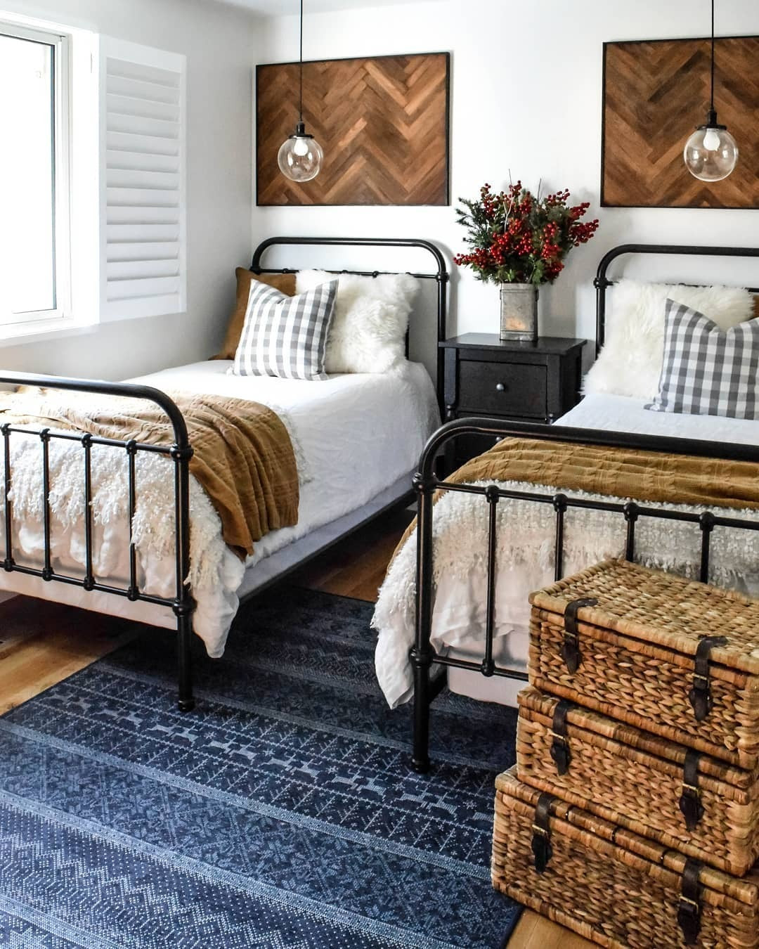 16 Charming Metal Bed Frame Bedroom Ideas