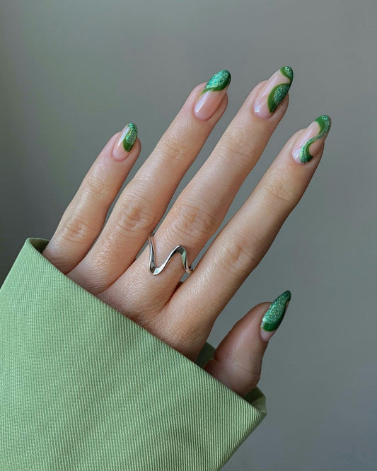 16 Dazzling Green Christmas Nail Designs