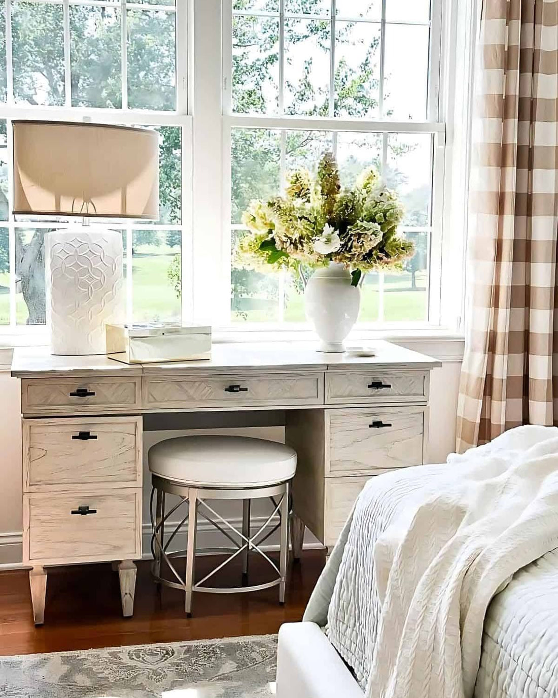 17 Simple Small Bedroom Furniture Ideas That Work