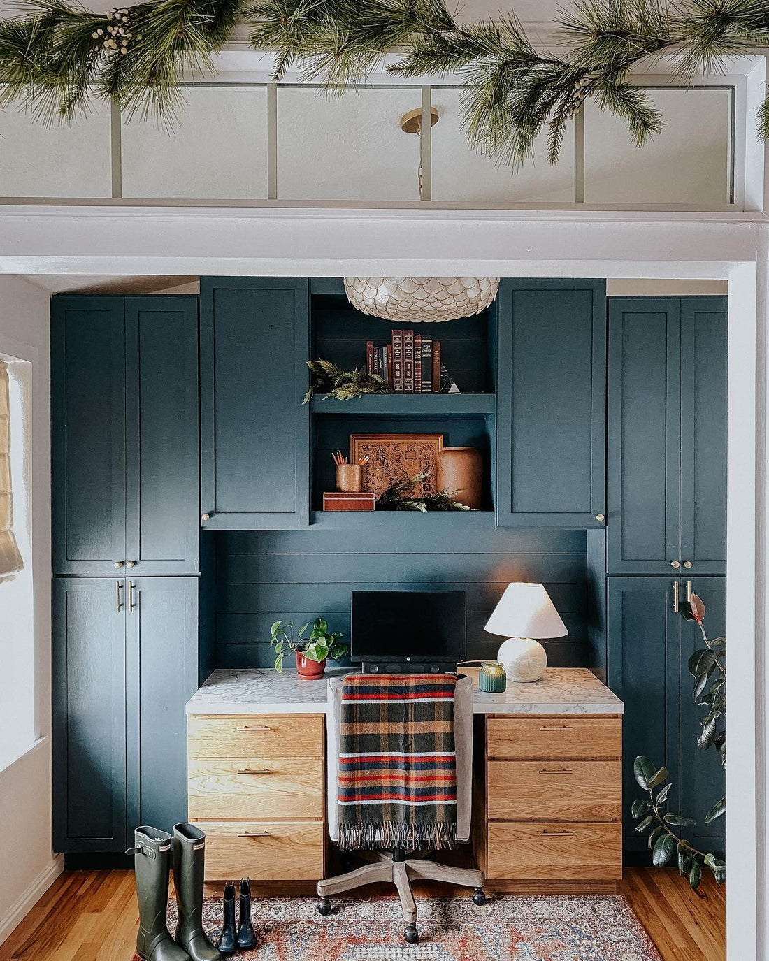 15 Stylish Christmas Office Decorating Ideas to Copy