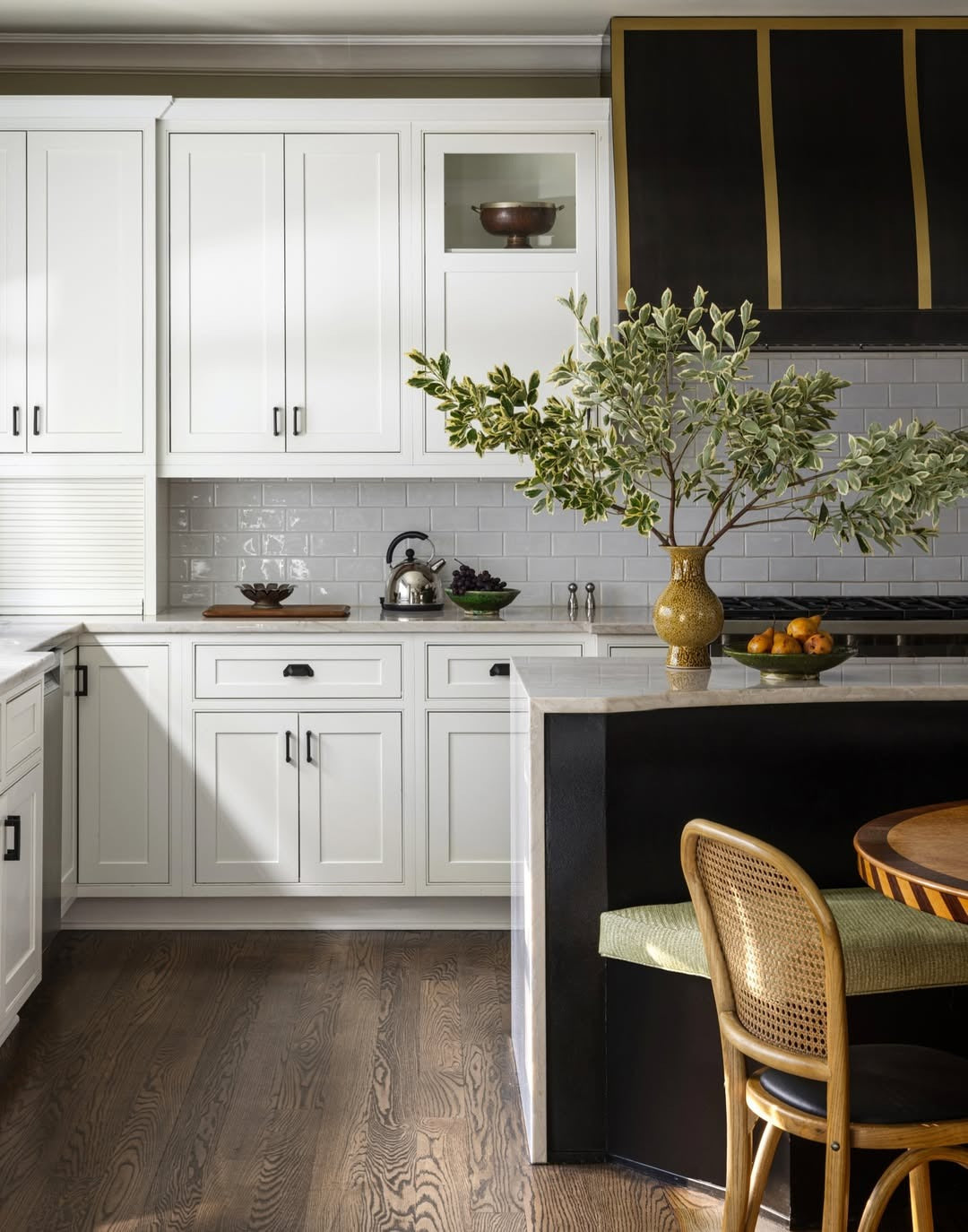 15 Inspiring Black And White Kitchen Cabinets Ideas