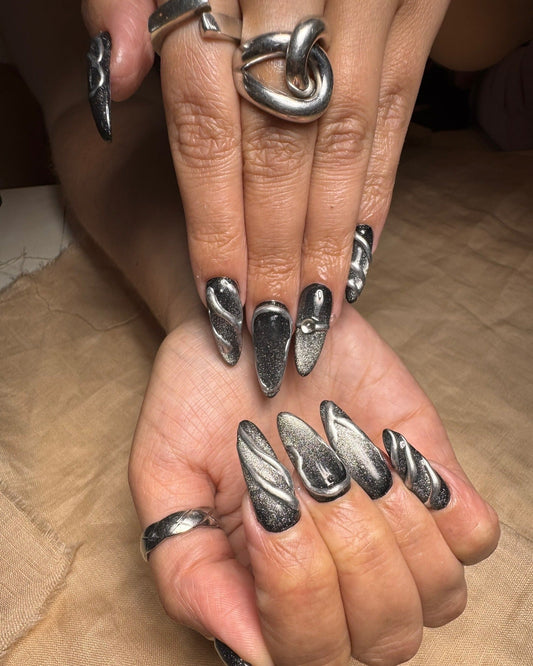 16 Minimalist Black and Silver Nail Looks