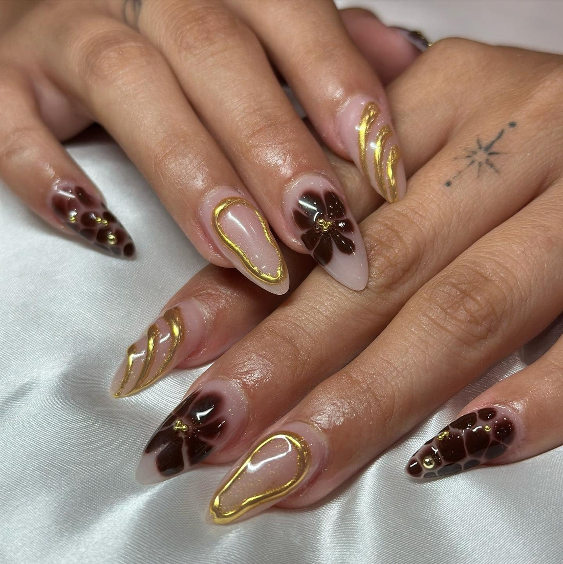 17 Modern Gold And Brown Nail Ideas