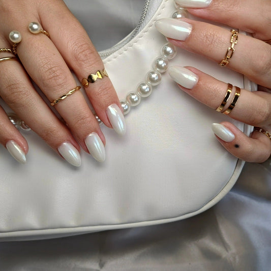 16 Stunning White Chrome Nail Ideas to Copy