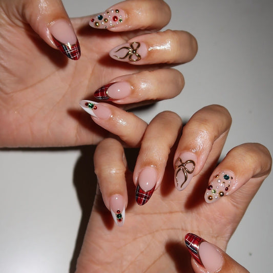 16 Trendy Easy Christmas Nail Ideas 2026
