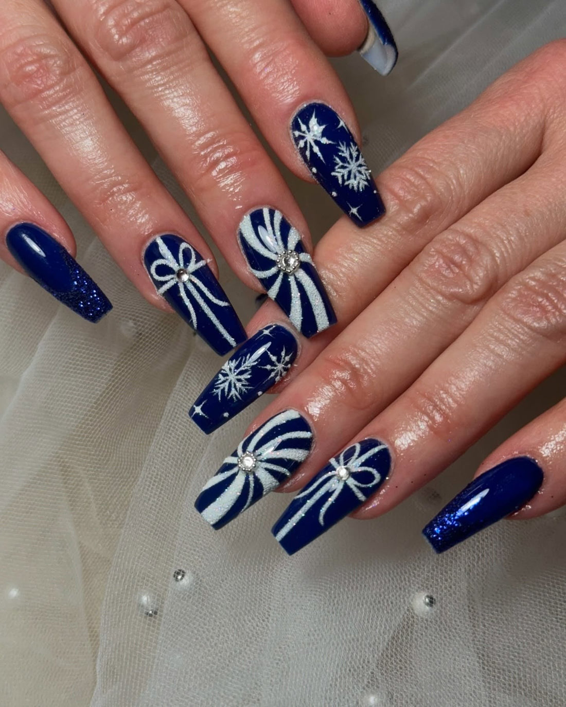 16 Blue Christmas Nail Ideas Worth Screenshotting