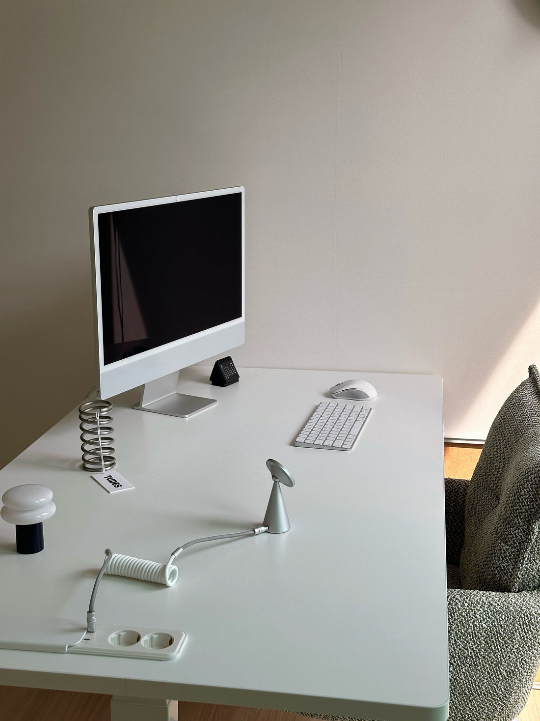17 Minimal Office Ideas for a Clean Setup
