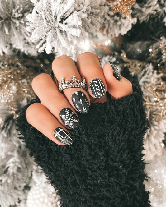 18 Simple Christmas Nail Ideas That Glow All Season