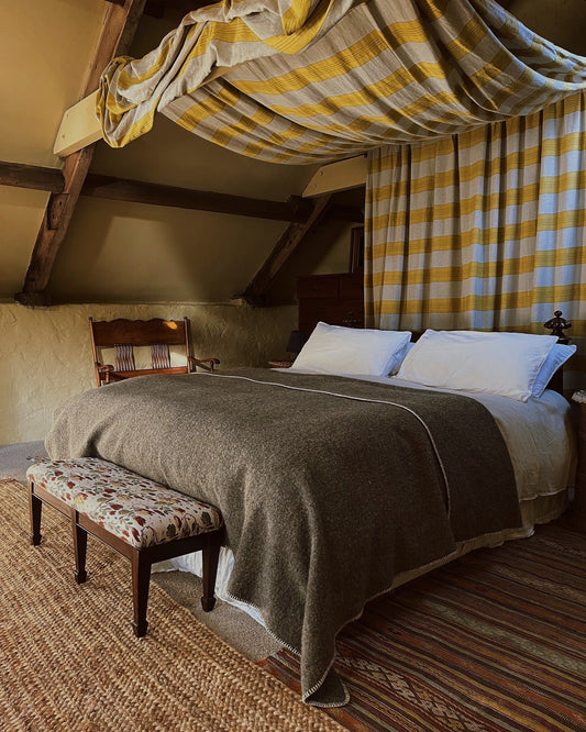 16 Antique Bedroom Ideas: High-Impact 2026