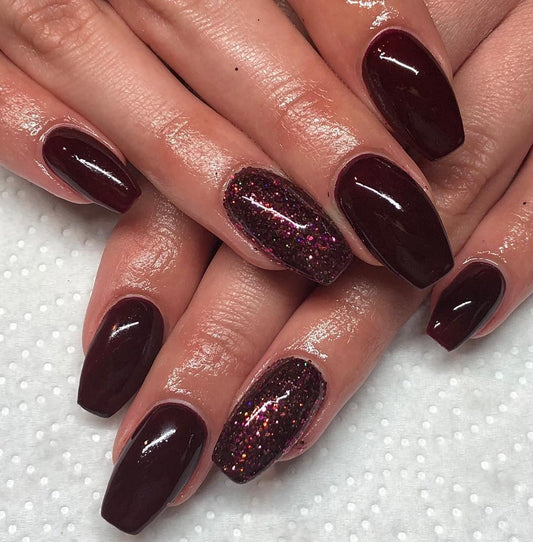 15 Classic Dark Nail Ideas That Never Fail