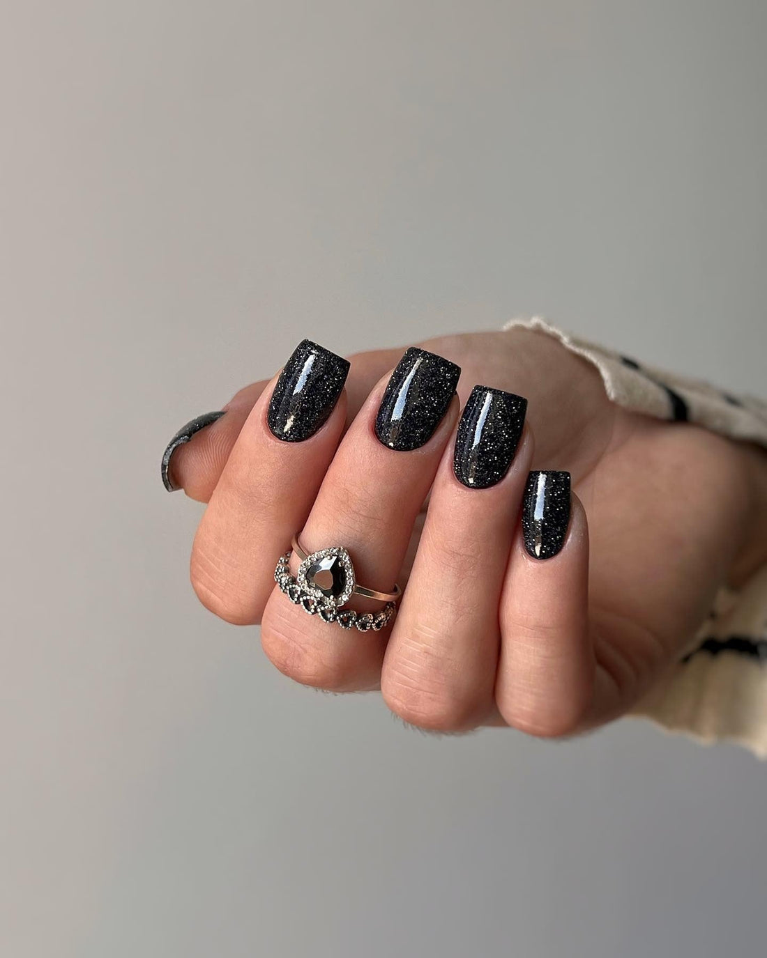 16 Stylish Black Glitter Nail Ideas for Perfect Nights Out