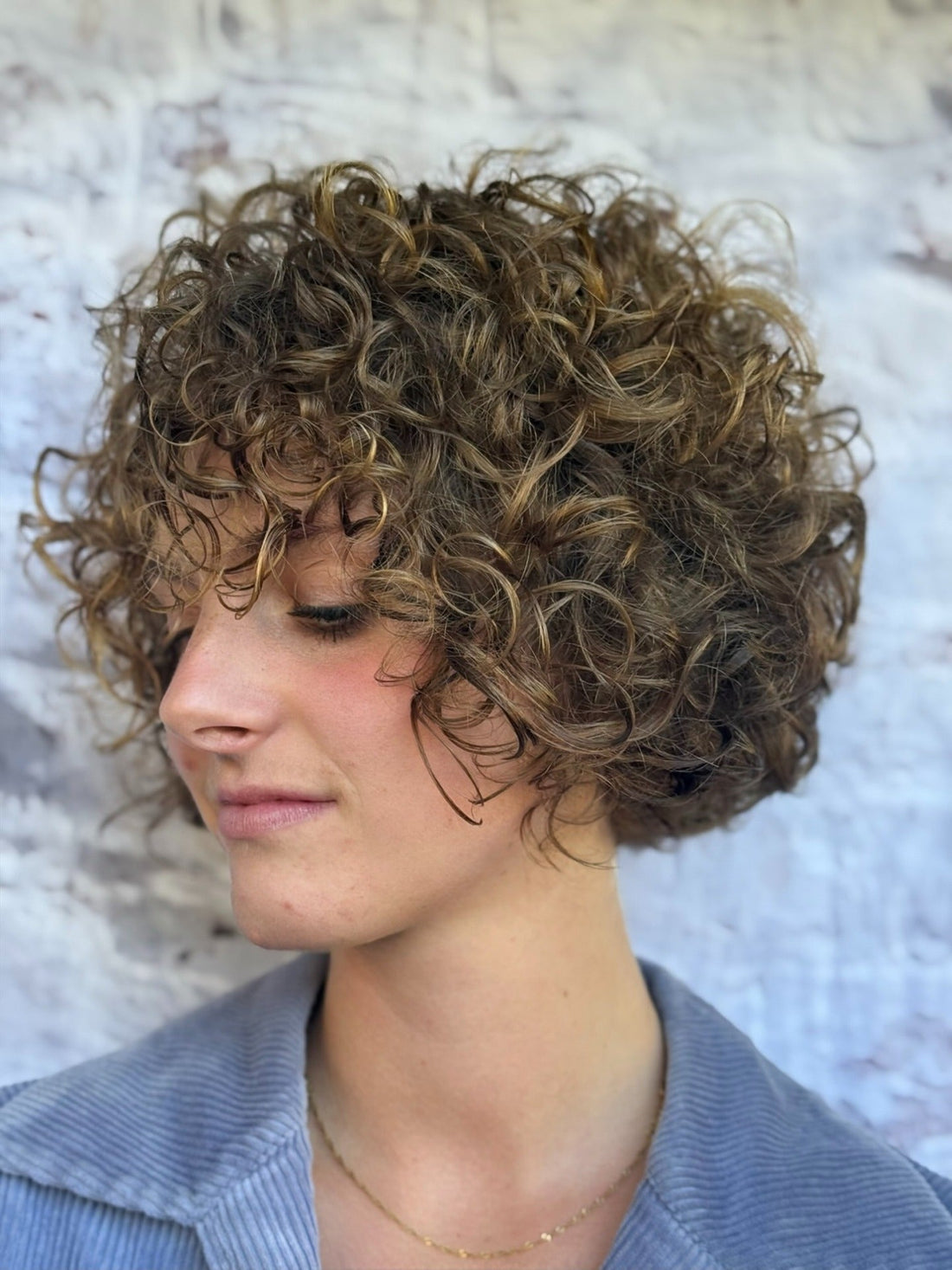 17 Chic Messy Curly Hair Inspiration